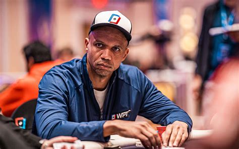 How Phil Ivey Brought CASINOS to Their KNEES! .